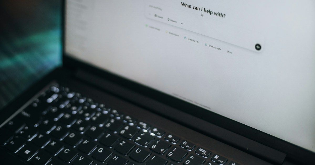Laptop mit der Eingabeaufforderung eines KI-Assistenten