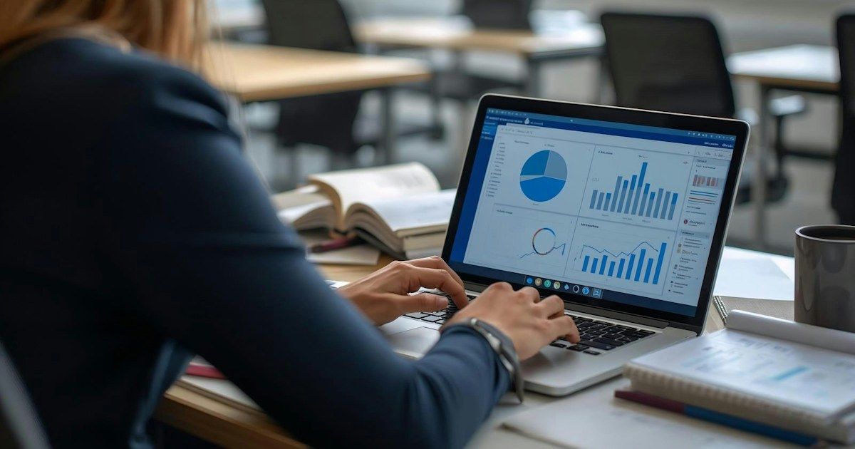 Business-Analystin prüft Diagramme und Leistungsdaten auf einem Laptop